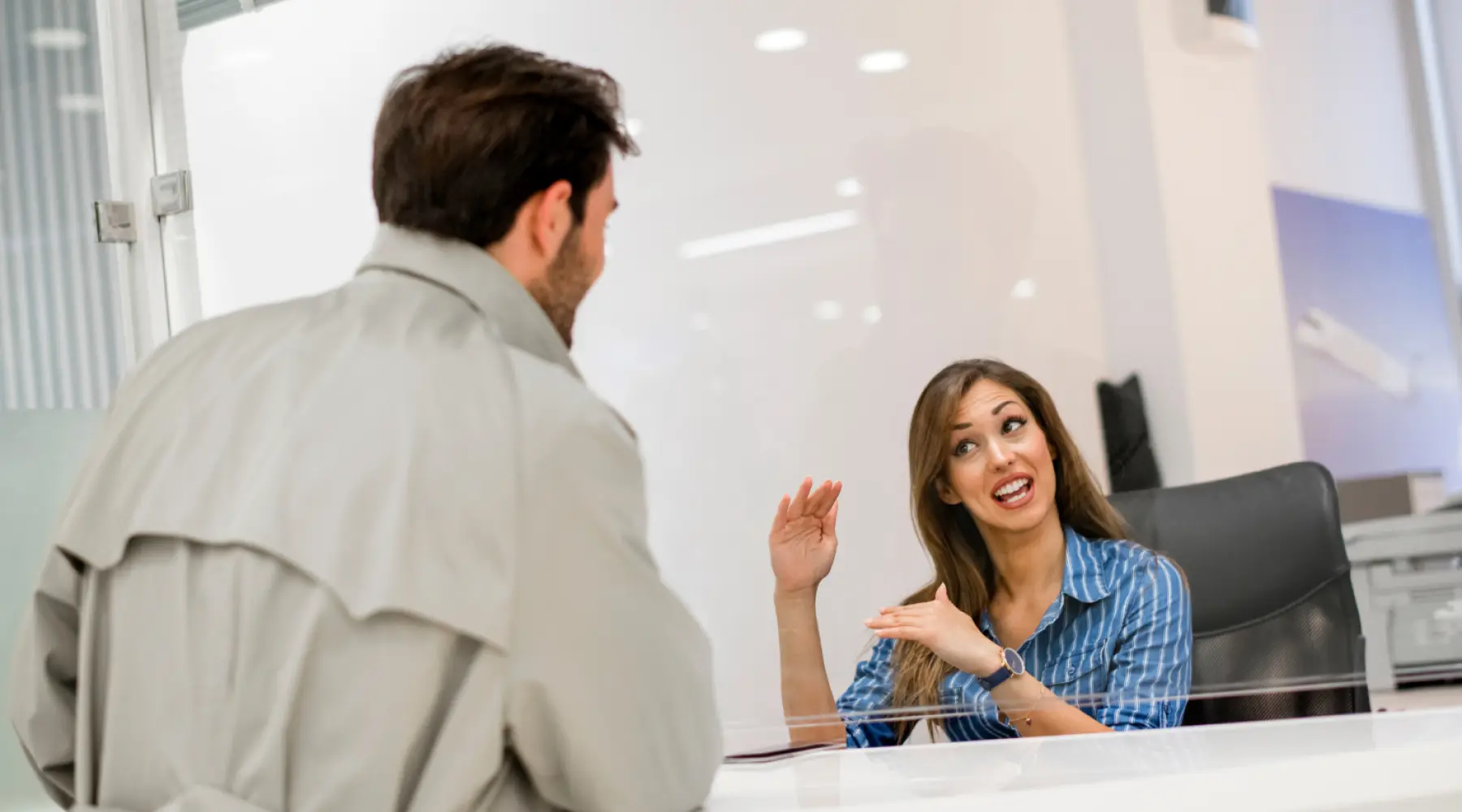 bank-teller-helping-customer_canva_1800x1000